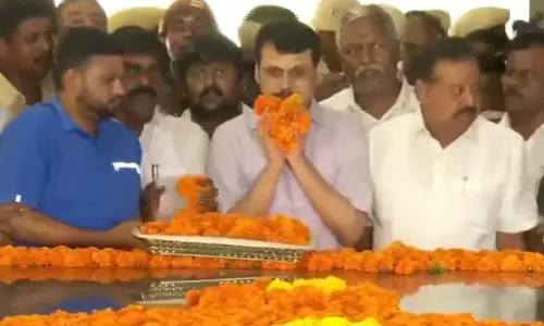 சிறையில் இருந்து வெளியே வந்த செந்தில் பாலாஜி மெரினாவில் உள்ள கலைஞர் நினைவிடத்தில் மரியாதை