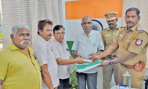 முதியவர் தவறவிட்ட ரூ.50 ஆயிரம், ஆவணங்களை மீட்டு நேர்மையுடன் ஒப்படைத்த வாலிபர்