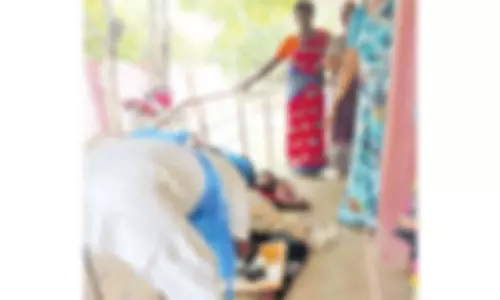 டாக்டர்களின் மனிதாபிமானமற்ற செயலால் ஆஸ்பத்திரி படிக்கட்டில் குழந்தை பெற்ற பெண்