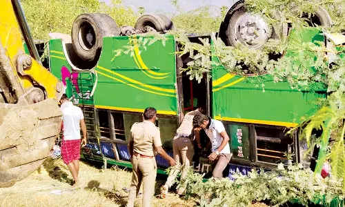 விருதுநகர் அருகே மினி பஸ் கவிழ்ந்து விபத்து- பள்ளி, கல்லூரி மாணவர்கள் 4 பேர் உயிரிழப்பு