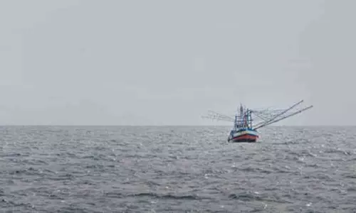விசைப்படகு என்ஜின் பழுதானதால் நடுக்கடலில் குமரி மீனவர்கள் 12 பேர் தவிப்பு