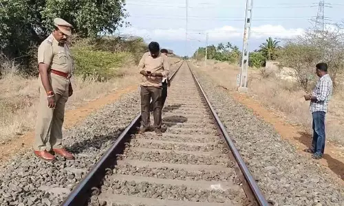 சென்னை ரெயில் வந்தபோது தண்டவாளத்தில் கல் வைத்த மர்ம நபர்கள் யார்?  போலீசார் விசாரணை