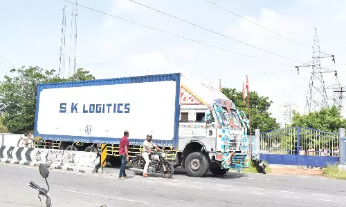 பணத்துடன் பிடிபட்ட கண்டெய்னர் லாரிக்குள் இருந்த வட இந்திய கொள்ளையன் சுட்டுக்கொலை
