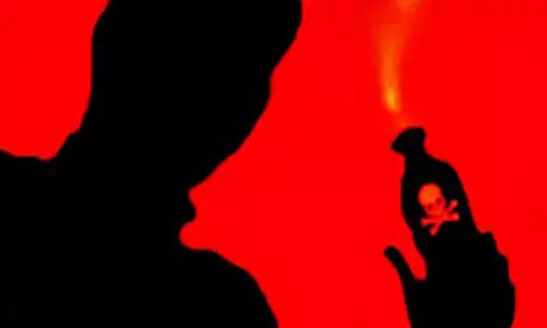 வேறு பெண்ணுடன் தொடர்பு- விவாகரத்து கேட்ட மனைவி மீது ஆசிட் வீசிய கணவன்