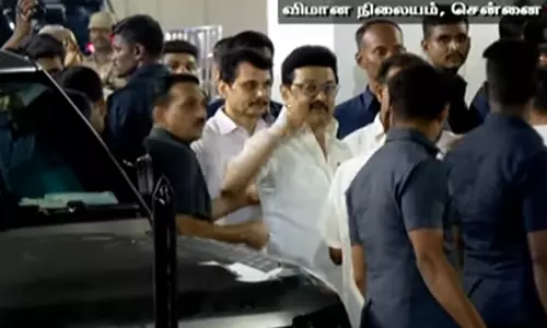 சென்னை திரும்பிய முதல்வர்- காலில் விழுந்து வணங்கிய செந்தில் பாலாஜி