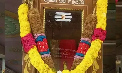 சிவன்மலை ஆண்டவன் உத்தரவு பெட்டியில் புடவை வைத்து பூஜை