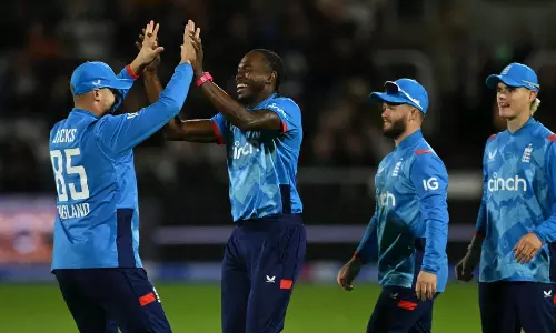 இங்கிலாந்து பந்து வீச்சாளர் ஆர்ச்சரை பாராட்டும் சக வீரர்கள்