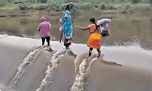 குழந்தை பெற்ற பெண்ணை தோளில் சுமந்து வெள்ளத்தை கடந்த அவலம்