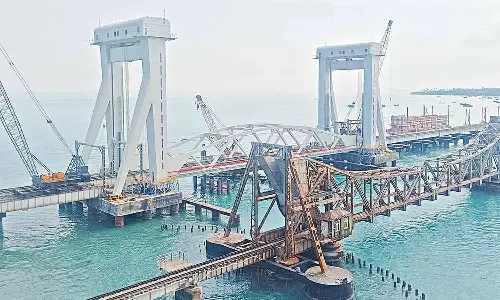 பாம்பன் புதிய ரெயில் பாலத்தில் 600 டன் இரும்பு பட்டைகள் பொருத்தும் பணி தீவிரம்