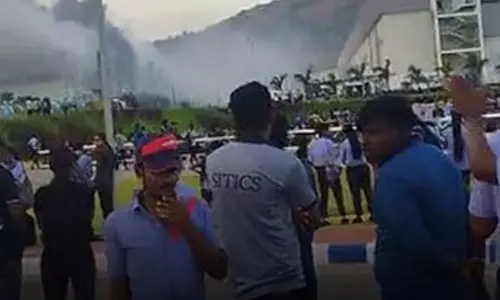 தனியார் செல்போன் உதிரிபாகங்கள் தயாரிக்கும் தொழிற்சாலையில் தீவிபத்து- போலீசார் விசாரணை