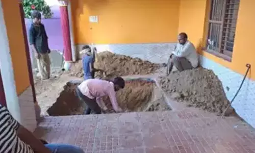 கொன்று புதைக்கப்பட்டவரின் உடலை தோண்டி எடுக்கும் பணி நடைபெற்ற காட்சி.