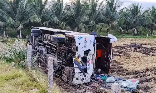 தேனி அருகே சுற்றுலா பஸ் கவிழ்ந்து மாணவர்கள், ஆசிரியர்கள் படுகாயம்