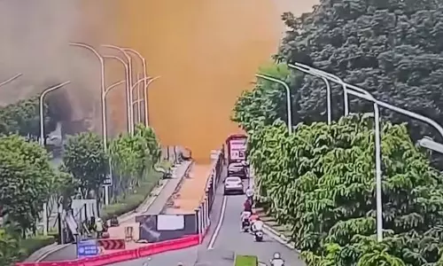 வெடித்த கழிவுநீர் குழாய்... 33 அடி உயரத்திற்கு பறந்த மலக்கழிவுகள்