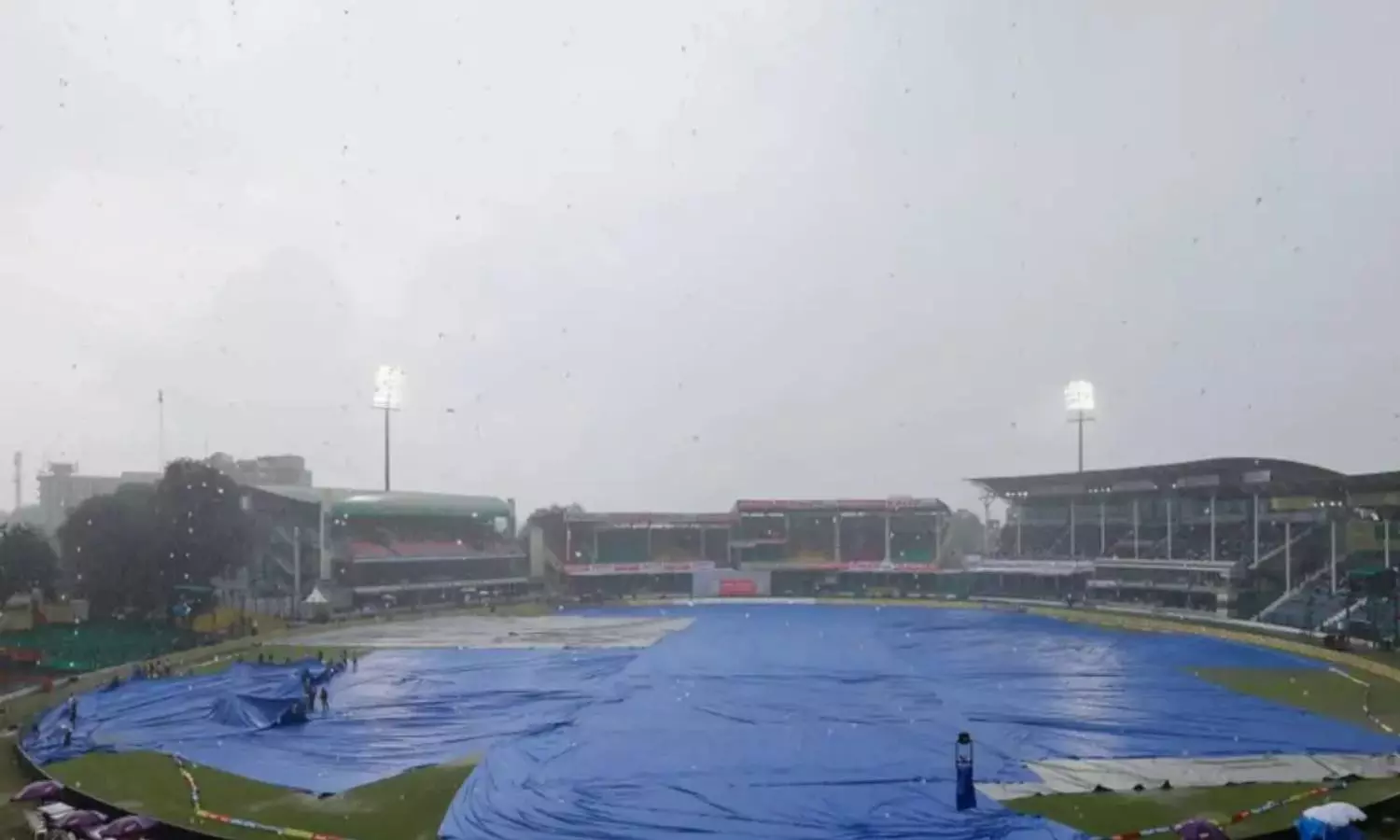 இந்தியா-வங்காளதேசம் மோதல் 3-வது நாள் ஆட்டமும் மழையால் தாமதம் இந்தியா-வங்காளதேசம் மோதல் 3-வது நாள் ஆட்டமும் மழையால் தாமதம்