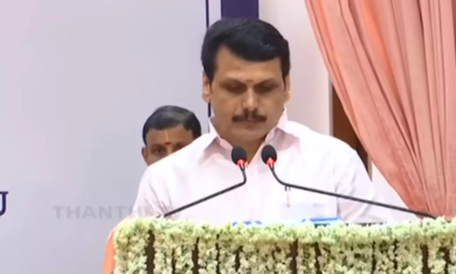 பதவியேற்பு நிகழ்ச்சியில், இரா. இராஜேந்திரனுக்கு... ... லைவ் அப்டேட்ஸ்: தமிழகத்தில் 4 புதிய அமைச்சர்கள் பதவியேற்றனர்