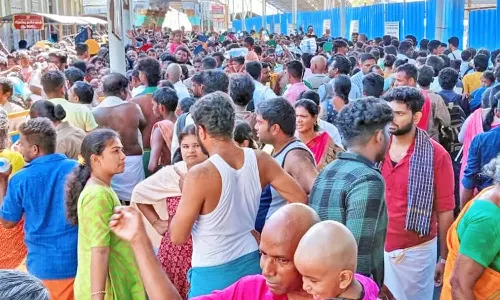 திருச்செந்தூர் சுப்பிரமணிய சுவாமி கோவிலில் குவிந்த பல்லாயிரக்கணக்கான பக்தர்கள்