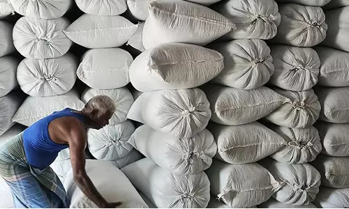 கரூர் மாவட்டத்தில் ஆயுத பூஜையை முன்னிட்டு பொரி தயாரிக்கும் பணி தீவிரம்