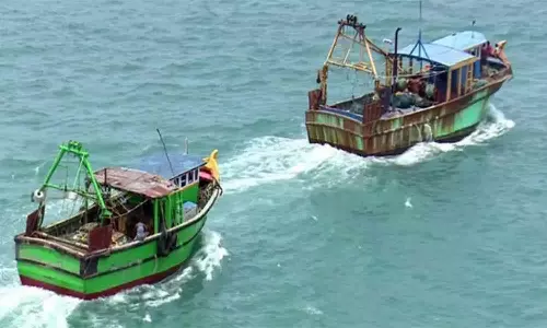 நடுக்கடலில் இருதரப்பு மீனவர்கள் மோதல்