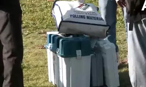 ஜம்மு காஷ்மீரில் நாளை 3-ம் கட்ட தேர்தல்: பாதுகாப்புடன் வாக்கு எந்திரங்கள் அனுப்பி வைப்பு