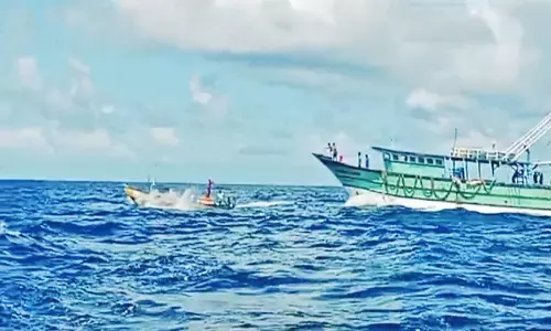 நாகை மீனவர்கள் இடையே நடுக்கடலில் `திடீர் மோதல்: வலையை அறுத்து வாக்குவாதம்