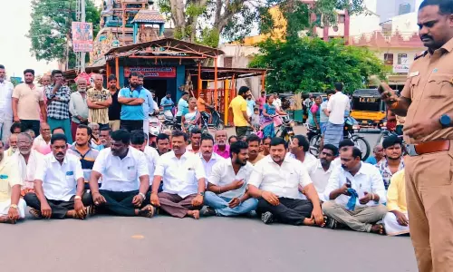 மயங்கி விழுந்து தொழிலாளி பலி: டாக்டர்களை கண்டித்து பா.ம.க.வினர் மறியல்