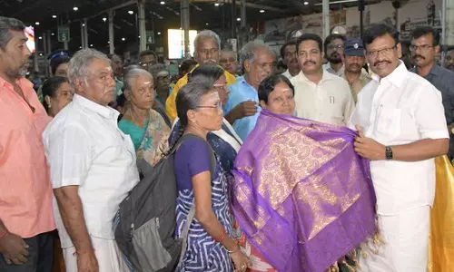 குஜராத்தில் வெள்ளத்தில் சிக்கிய 26 தமிழர்கள் இன்று சென்னை வந்தனர்