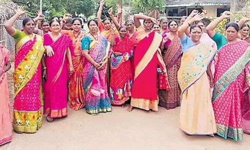 பெண்களுக்கு ஆபாச வீடியோ, படங்கள் அனுப்பிய எம்.எல்.ஏ.வை பதவி நீக்கம் செய்ய கோரி போராட்டம்