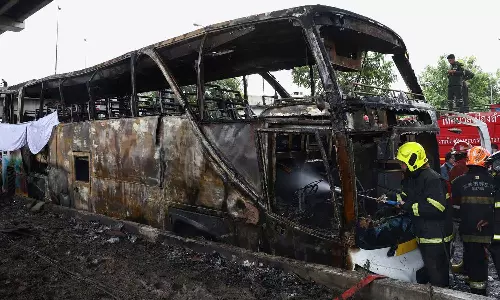 நடுவழியில் தீப்பிடித்து எரிந்த பள்ளி பேருந்து.. 25 பேர் உயிரிழப்பு?