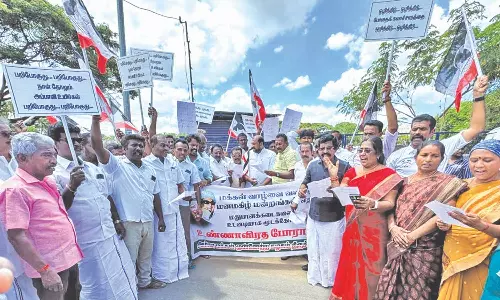 திருச்சி உறையூரில் மதுக்கடையை மூடக்கோரி போராட்டம்: அ.ம.மு.க.வினர் 100 பேர் கைது