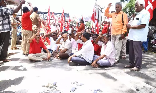 திருப்பூரில் சாம்சங் செல்போன்களை உடைத்து தொழிற்சங்கத்தினர் போராட்டம்