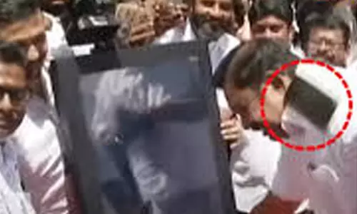 இபிஎஸ் மீது விழுந்த செல்போன்... அதிமுக அலுவலகத்தில் பரபரப்பு