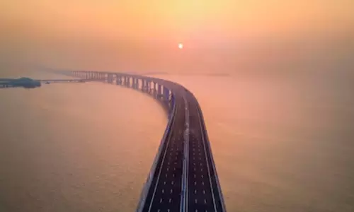 பணிச்சுமை.. அழுத்தம் தாங்க முடியாமல் அடல் சேது பாலத்தில் இருந்து குதித்த வங்கி மேலாளர்..