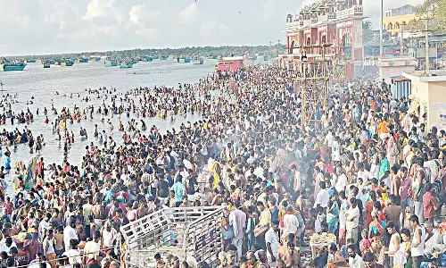 மகாளய அமாவாசை: ராமேசுவரம் அக்னி தீர்த்தக்கடலில்  புனித நீராடிய பக்தர்கள்