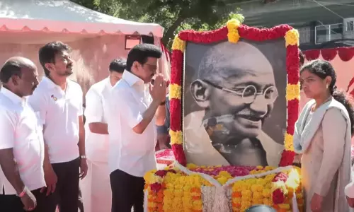 காந்தி ஜெயந்தி: காந்தி சிலைக்கு முதலமைச்சர் மு.க.ஸ்டாலின், ஆர்.என்.ரவி மரியாதை