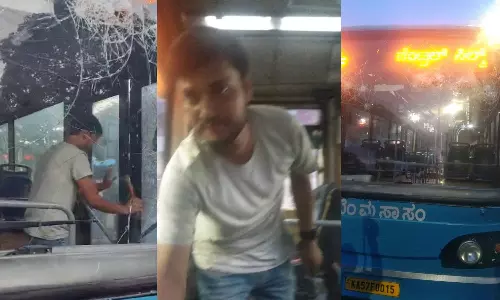 படிக்கட்டில் நிக்காதீங்க என்று சொன்ன பஸ் கண்டக்டருக்கு கத்திக்குத்து.. அலறியடித்த பயணிகள் - வீடியோ