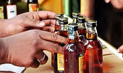 ரூ.99-க்கு மது விற்பனை 12-ந்தேதிக்கு ஒத்திவைப்பு- ஆந்திர மது பிரியர்கள் ஏமாற்றம்