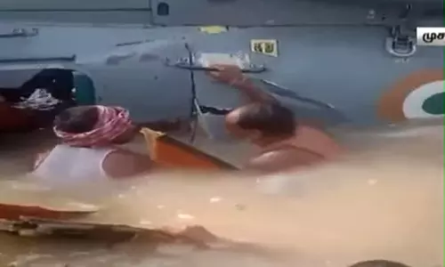 பீகாரில் வெள்ளத்தில் சிக்கிய ராணுவ ஹெலிகாப்டர்