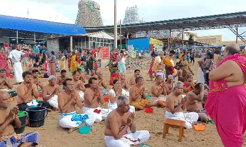 மகாளய அமாவாசையை முன்னிட்டு திருச்செந்தூர் கடற்கரையில் முன்னோர்களுக்கு தர்ப்பணம் கொடுத்த பொதுமக்கள்