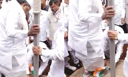 தேசிய கொடியுடன் சித்தராமையாவின் ஷூவை கழற்றிய காங்கிரஸ் தொண்டர்