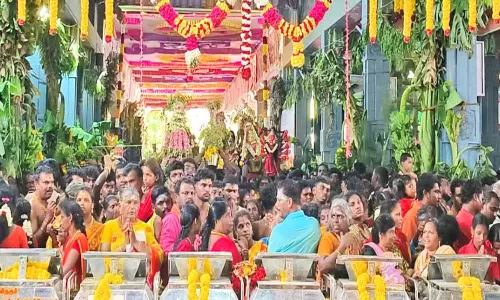 குலசை முத்தாரம்மன் கோவில் தசரா திருவிழா இன்று கொடியேற்றத்துடன் தொடங்கியது