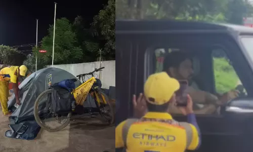 1200 கி.மீ. சைக்கிள் பயணம்.. வீட்டு வாசலில் கூடாரத்தில் தங்கி எம்.எஸ். டோனியை சந்தித்த ரசிகர்