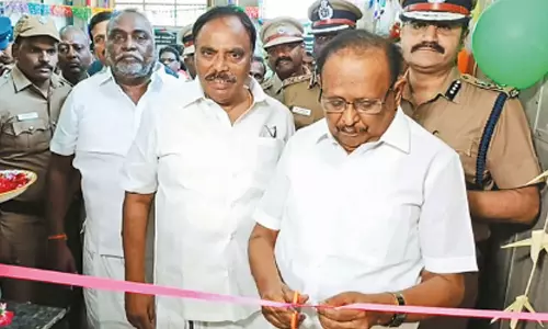 புழல் சிறையில் கைதிகளை பார்வையாளர்கள் சந்திக்க அமைக்கப்பட்டுள்ள புதிய அறையை அமைச்சர் ரகுபதி திறந்து வைத்தபோது எடுத்த படம்.