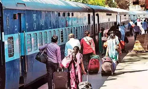 ஆயுத பூஜை தொடர் விடுமுறை: பஸ், ரெயில்கள் நிரம்பின