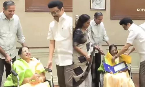 கவிஞர் மு.மேத்தா, பாடகி சுசீலாவுக்கு கலைஞர் நினைவு கலைத்துறை வித்தகர் விருதுகளை வழங்கினார் முதல்வர்