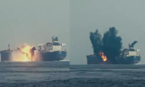 மத்திய கிழக்கில் போர் பதற்றம்.. பிரிட்டன் எண்ணெய் கப்பலை அதிரடியாக தாக்கிய ஹவுதிக்கள்-  வீடியோ