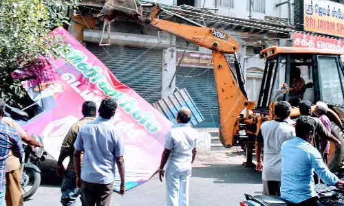 ஈரோடு பன்னீர்செல்வம் பார்க் முதல்-அரசு ஆஸ்பத்திரி ரவுண்டானா வரை ஆக்கிரமிப்புகள் அகற்றம்