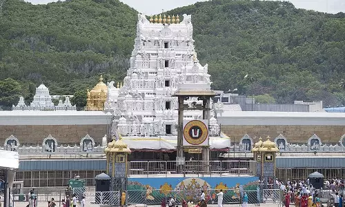 திருப்பதி கோவிலில் தங்கக்கொடி மரம் சேதம்