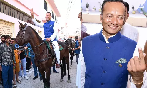 குதிரையில் சென்று வாக்களித்த நவீன் ஜிண்டால்