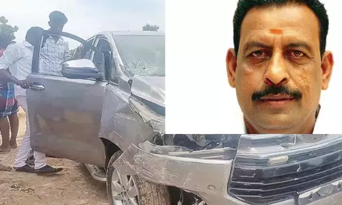 கார் விபத்தில் சிக்கிய முன்னாள் அமைச்சர்