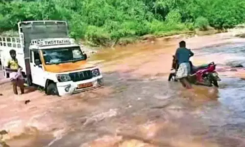 பலத்த மழை- காட்டாற்று வெள்ளத்தால் தரைப்பாலம் மூழ்கி போக்குவரத்து துண்டிப்பு